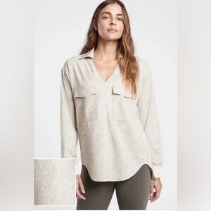 ATHETA zima printed v-neck collared viper top-grey